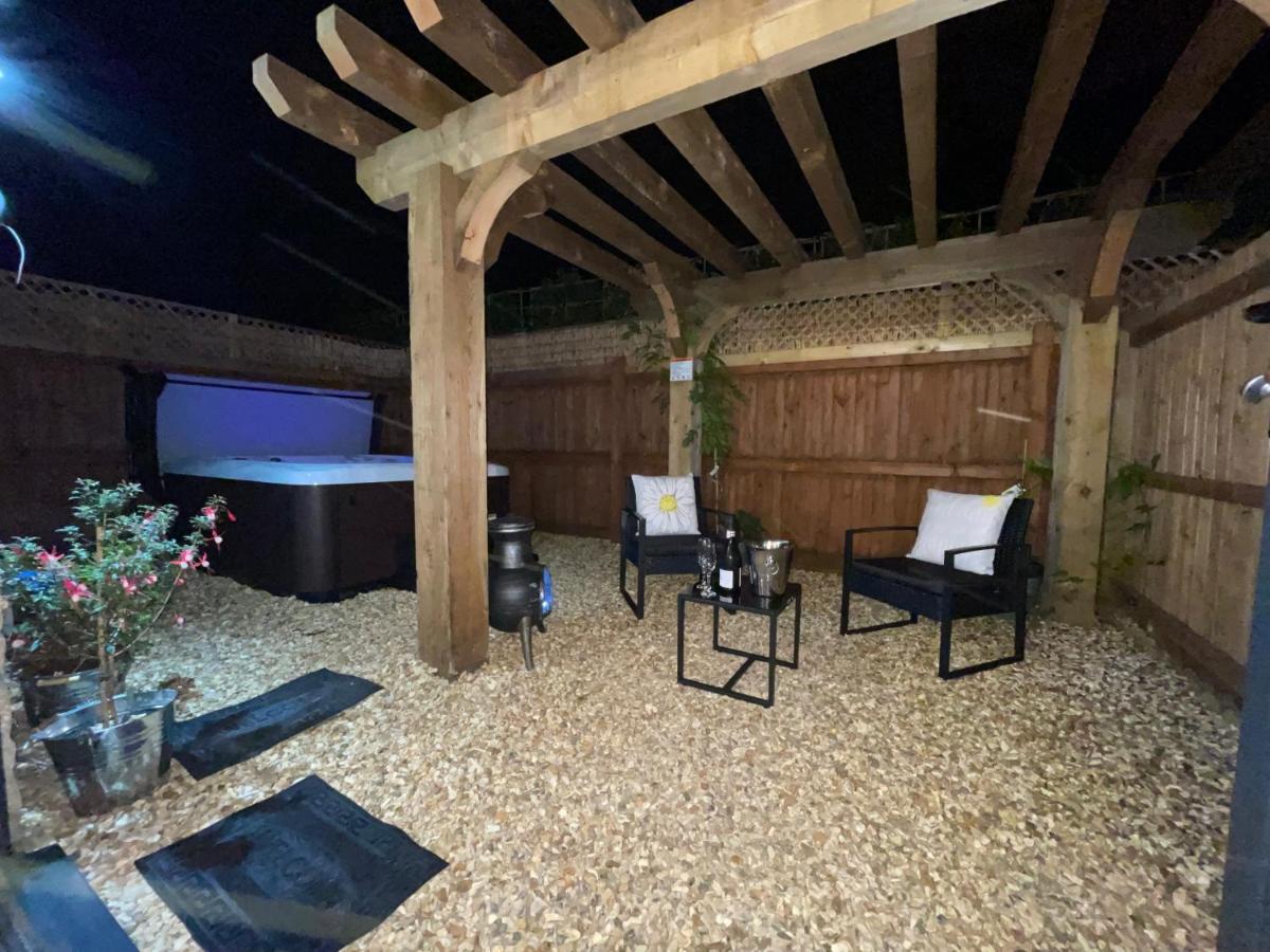 Coach House & Hot Tub Nr Bicester Village Exterior foto